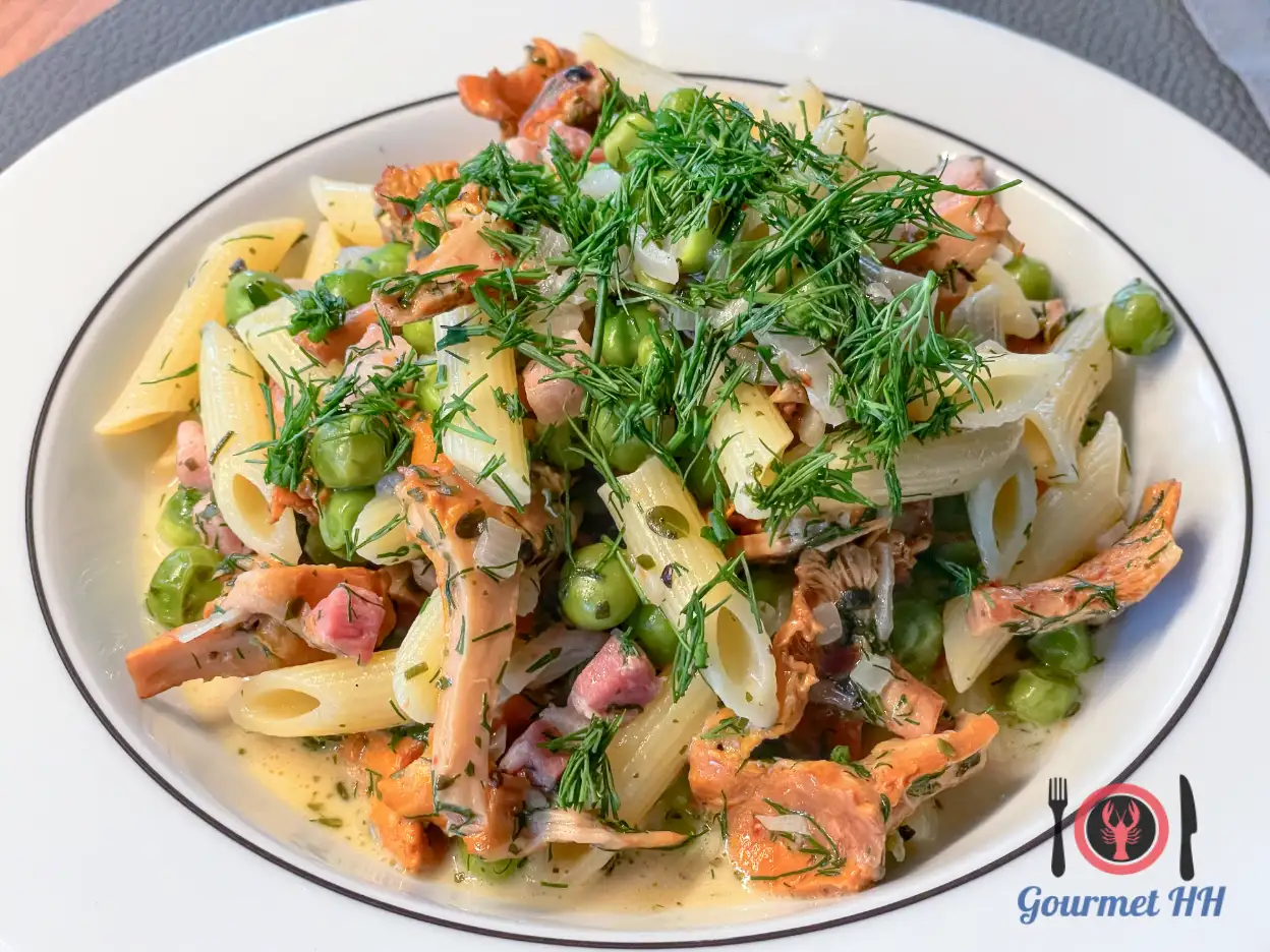Bild: Penne mit Pfifferlingen, Erbsen und Speck